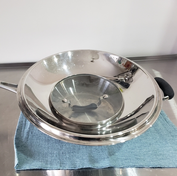 Stainless steel wok with silicone handles - Picture 7 of 8